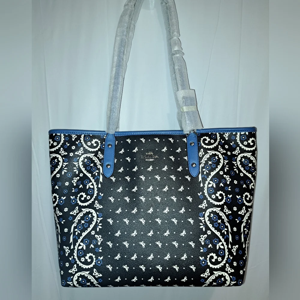 NWT🤍🖤💙🎀🎀 Coach Butterfly Bandana City Zip Tote